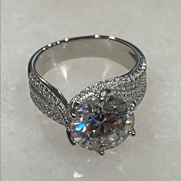 925 Sterling Silver 5 Carat Moissanite Ring - Luxurious Faux Diamond - Picture 7 of 10